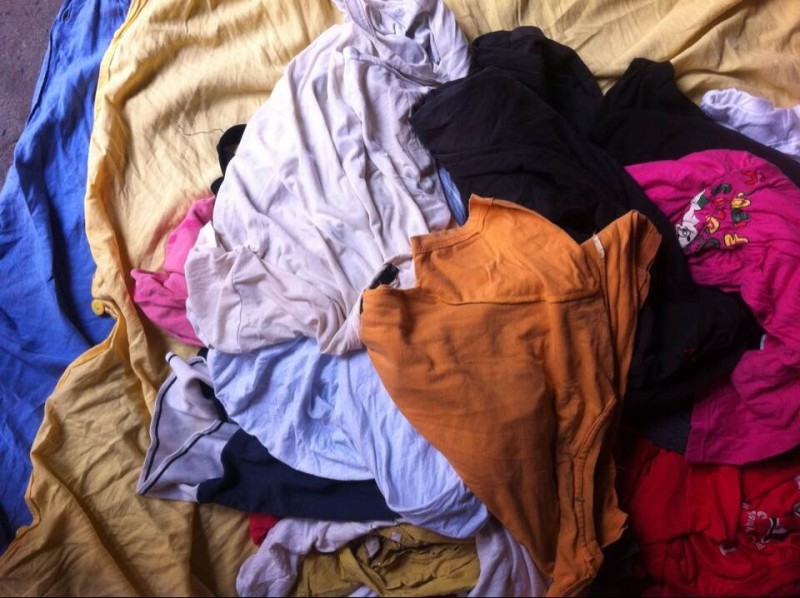 使用される綿のt- シャツのために拭くぼろ-古着問屋・仕入れ・卸・卸売り